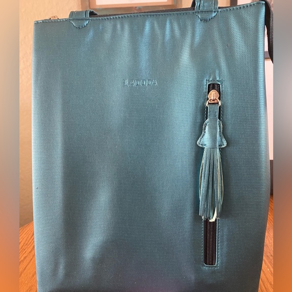 Convertible backpack style to shoulder carry purse - Picture 3 of 3